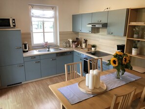 Four à micro-ondes, un four, surface de cuisson, lave-vaisselle