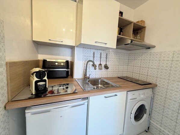 Réfrigérateur, cafetiÚre-théiÚre