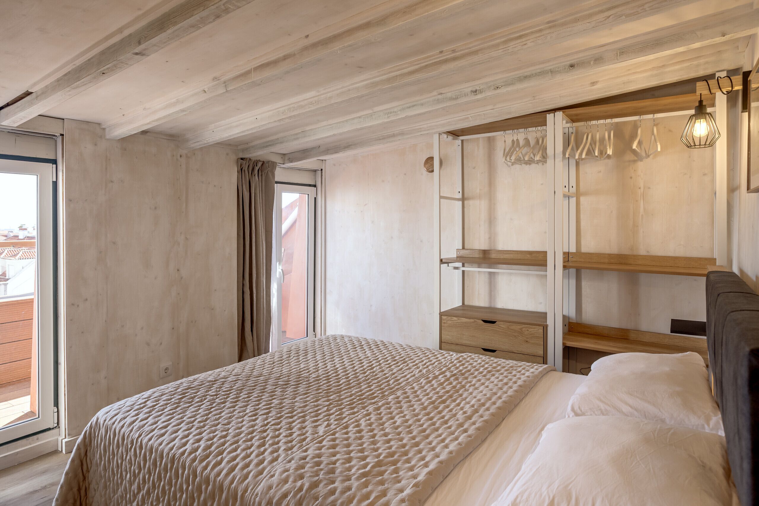 Une chambre à coucher avec un lit, une armoire en bois et une fenêtre avec des rideaux.