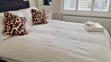 6 bedrooms, WiFi, bed sheets