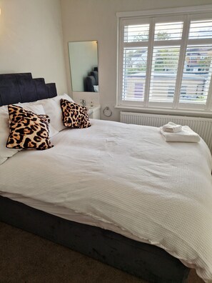 6 bedrooms, WiFi, bed sheets