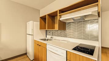 Suite, 2 camas Queen size, acceso para personas con movilidad reducida, para no fumadores | Cocina privada | Refrigerador con congelador, microondas y parrilla de estufa