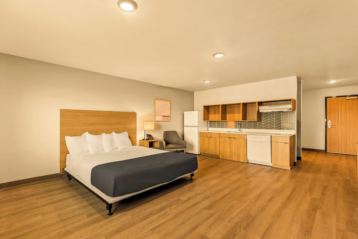 Suite, 1 King Bed, Mobility Accessible, Non Smoking