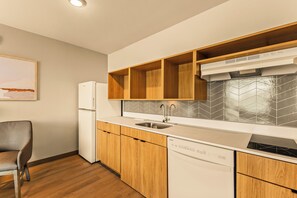 Suite, 1 cama King size, acceso para personas con movilidad reducida, para no fumadores | Cocina privada | Refrigerador con congelador, microondas y parrilla de estufa 