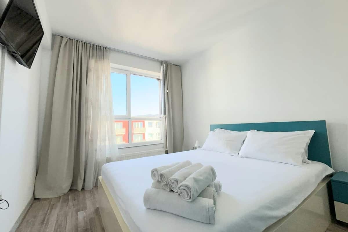 Deluxe Condo, Mountain View | Iron/ironing board, free WiFi, wheelchair access