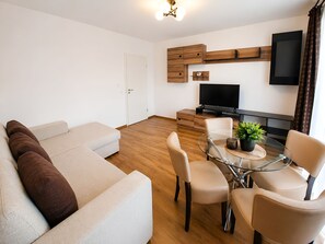 Business Apartment, Balcony, Garden View | Living area | 32-inch Smart TV with digital channels - Brasov Altipiani Apartments (Brașov)