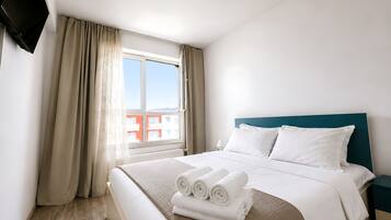 Deluxe Condo, Mountain View | Iron/ironing board, free WiFi, bed sheets, wheelchair access