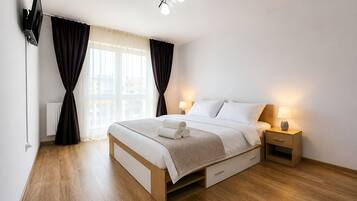 Tabla de planchar con plancha, wifi gratis y ropa de cama