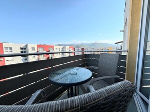 Deluxe Condo, Mountain View | Balcony view