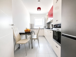 Full-sized fridge, microwave, oven, stovetop - Brasov Altipiani Apartments (Brașov)