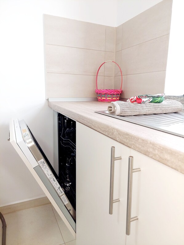 Family Apartment, Mountain View | Private kitchen | Full-size fridge, microwave, oven, stovetop - Brasov Altipiani Apartments (Brașov)