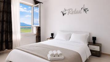 Tabla de planchar con plancha, wifi gratis y ropa de cama