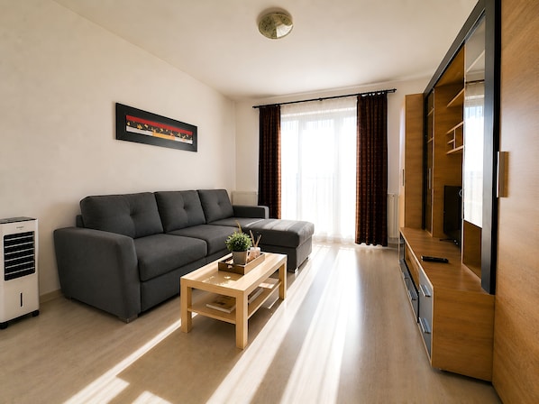 Departamento panorámico, vista a la montaña | Área de sala de estar | Smart TV de 32 pulgadas con canales digitales 