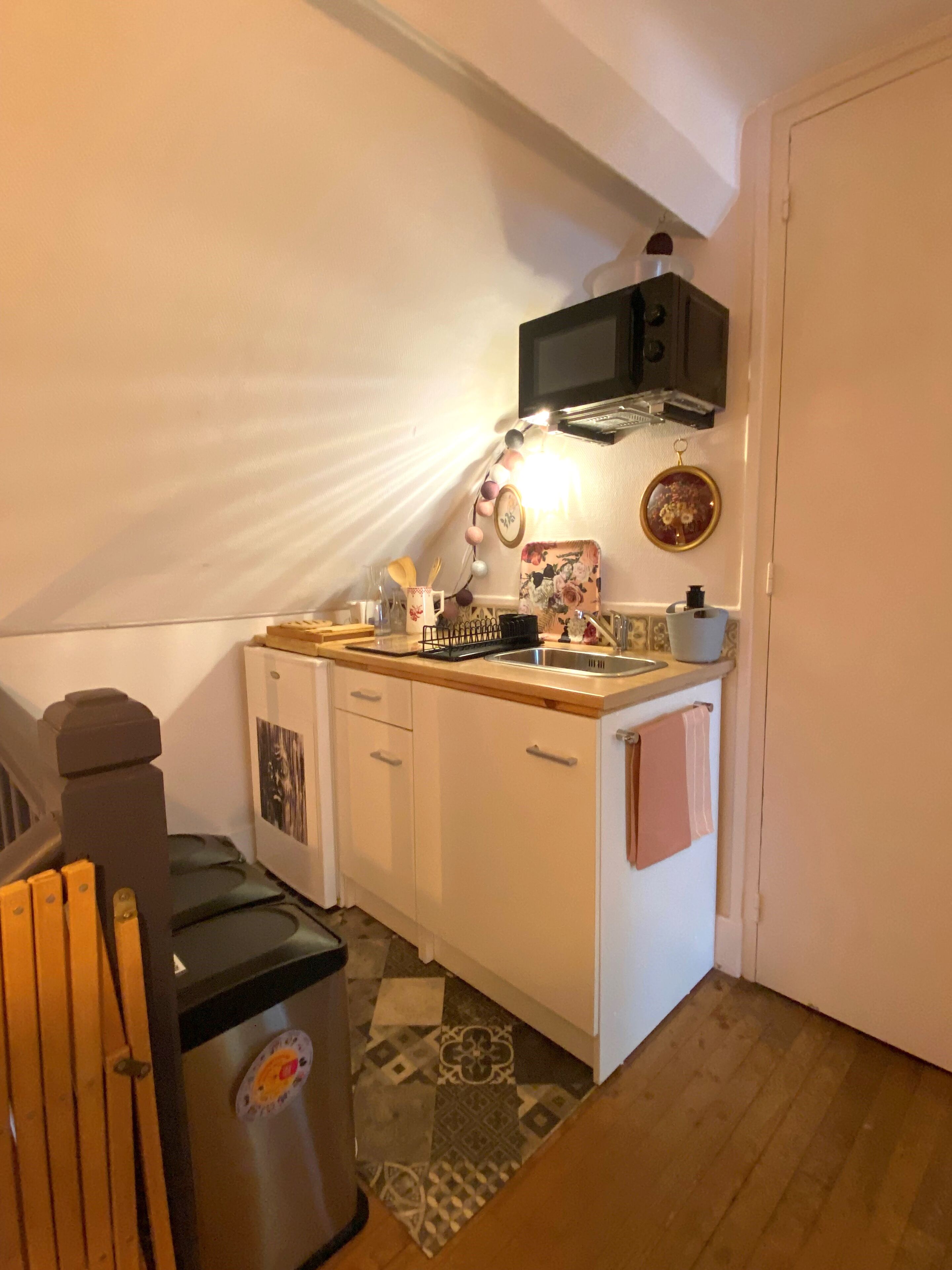 Refrigerador, microondas, parrilla de estufa y cafetera y tetera 