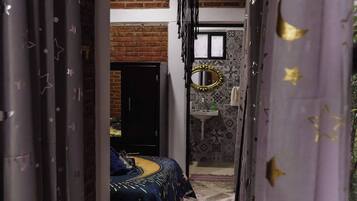 1 habitación, tabla de planchar con plancha, wifi y ropa de cama