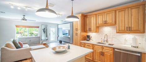 Four Ă micro-ondes, un four, surface de cuisson, lave-vaisselle