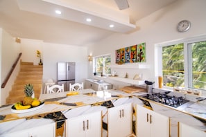 Refrigerador, microondas, parrilla de estufa y cafetera y tetera