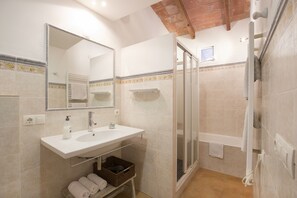Shower, hair dryer, towels - Townhouse Xisca Pollensa Majorca (Pollensa / Pollença)