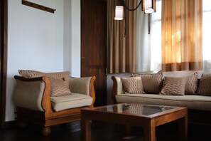 Apartamento Deluxe, balcón, vistas al jardín | Servicio de la habitación