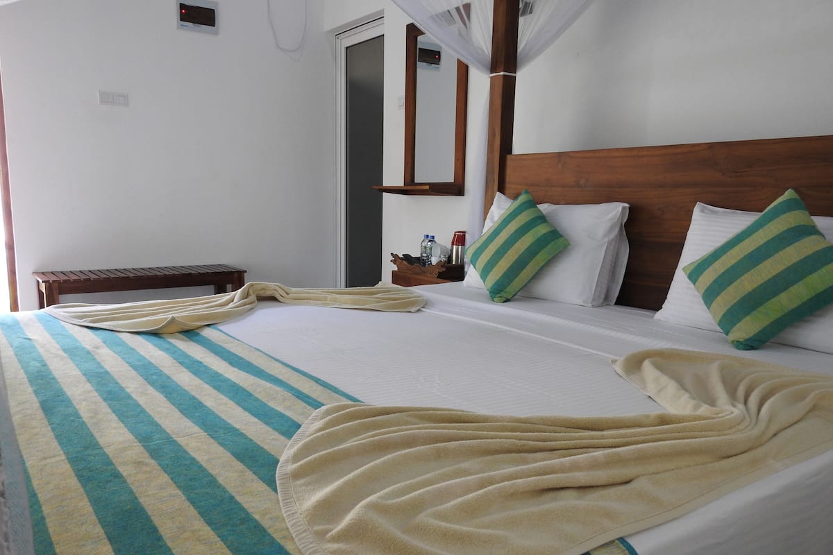 Habitación doble Deluxe, balcón, vista al jardín | Caja de seguridad en la habitación y escritorio