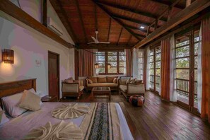 Departamento Deluxe, balcón, vista al jardín | Caja de seguridad en la habitación y escritorio 