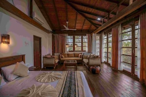 Departamento Deluxe, balcón, vista al jardín | Caja de seguridad en la habitación y escritorio