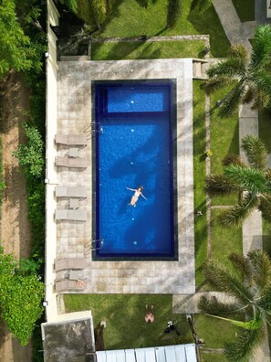 Outdoor pool, pool umbrellas, sun loungers - Jungle Paradise Hotel (Udawalawa)