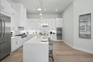 Réfrigérateur, four à micro-ondes, un four, surface de cuisson