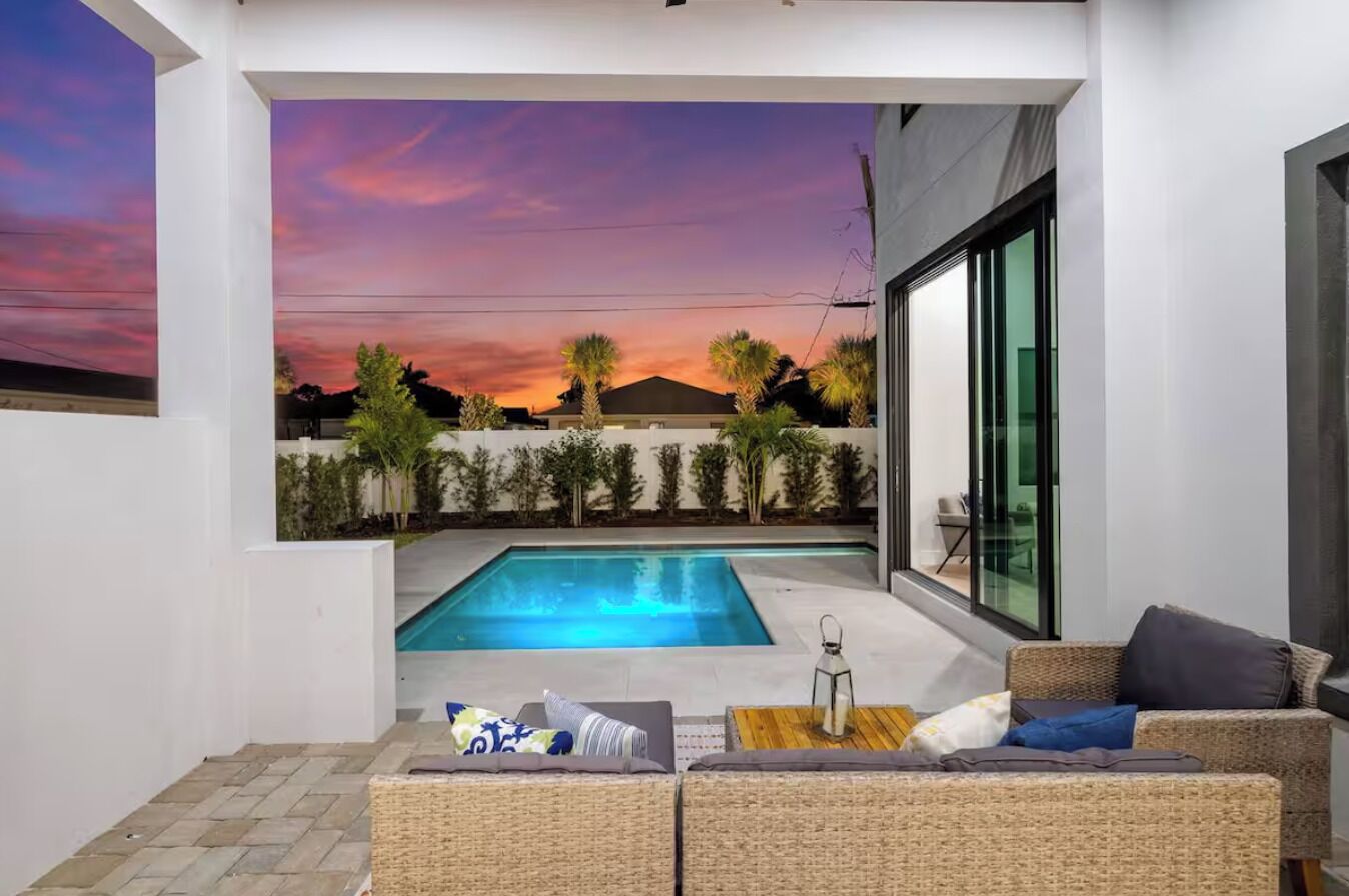 Utendørsbasseng og et oppvarmet basseng