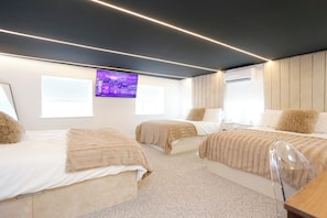 3 soverom, skrivebord, strykejern/-brett og reiseseng for barn