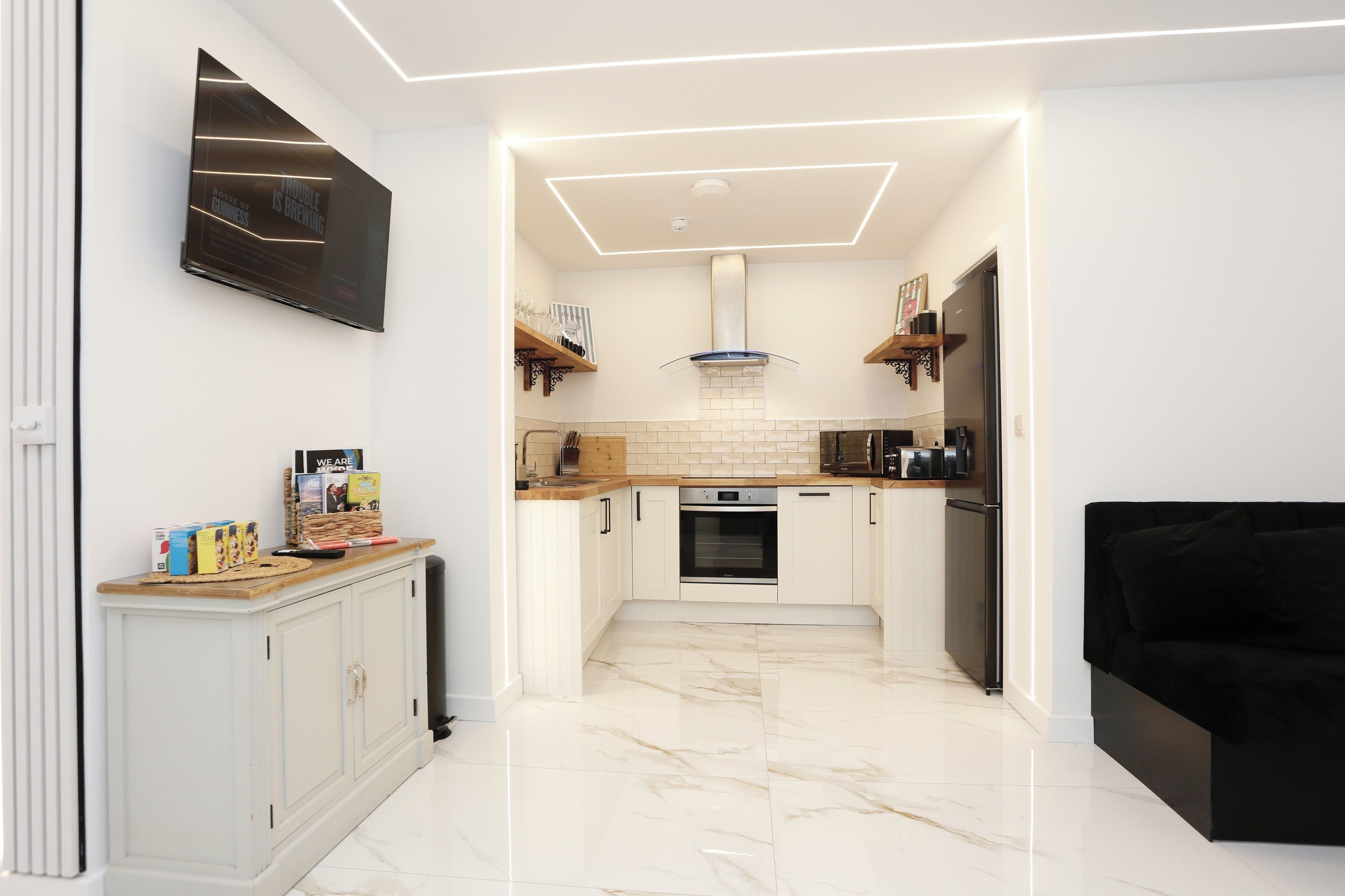 Réfrigérateur, micro-ondes, four, plaque de cuisson