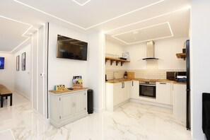 Kjøleskap, mikrobølgeovn, ovn og kokeplater