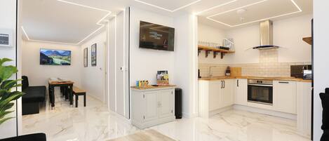 Kühlschrank, Mikrowelle, Ofen, Herdplatte