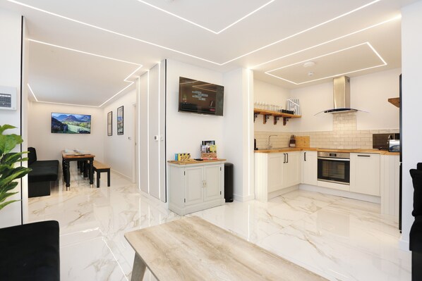 Kjøleskap, mikrobølgeovn, ovn og kokeplater