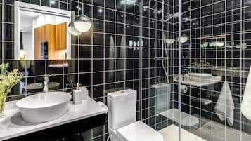 Een douche, een haardroger, handdoeken, zeep