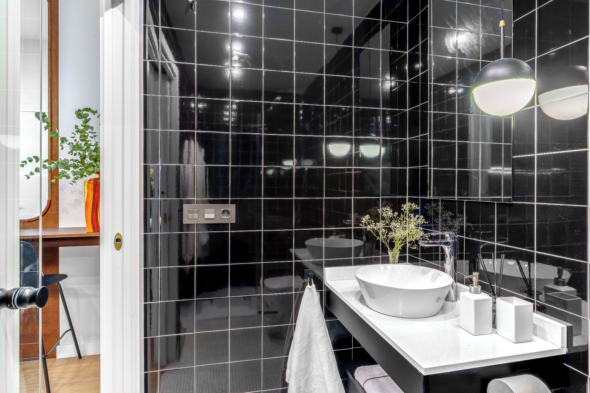 Ducha, secador de pelo, toallas y jabón