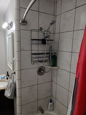 Secador de cabelo, toalhas de banho, sabonete, papel higiênico