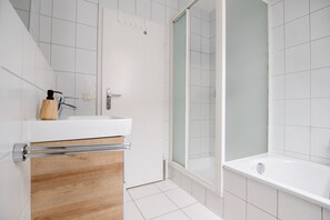 Hair dryer, towels, soap, toilet paper - Old town flair at the Schappeler (Memmingen)