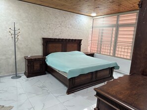 3 makuuhuonetta, silitysrauta/-lauta, vuodevaatteet