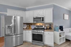 Fridge, microwave, oven, stovetop - Salt & Sand at Bogue Escape (Newport)