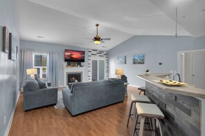 تلفزيون ذكي، مدفأة، كُتُب