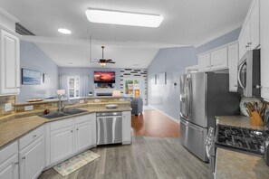 Jääkaappi, mikroaaltouuni, uuni, liesi