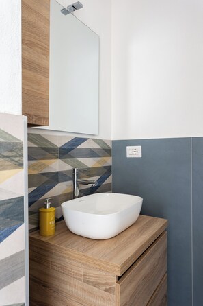 Douche, sèche-cheveux, bidet, serviettes fournies