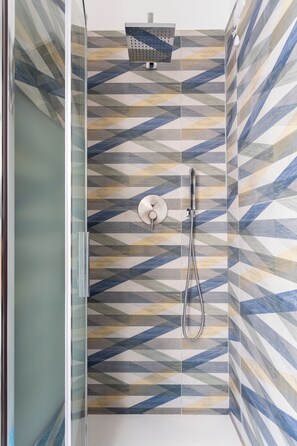 Dusche, Haartrockner, Bidet, Handtücher