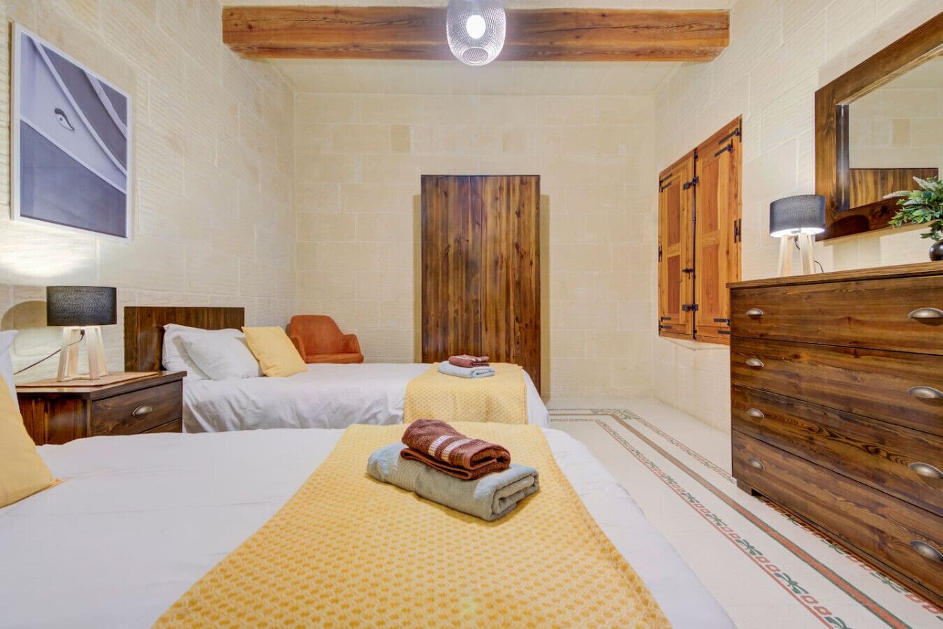 4 bedrooms, iron/ironing board, WiFi, bed sheets