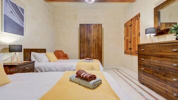 4 bedrooms, iron/ironing board, WiFi, bed sheets