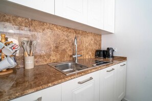 Een koelkast, een magnetron, een oven, een koffiezetapparaat/waterkoker