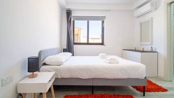 Een strijkplank/strijkijzer, wifi, beddengoed