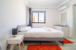 Een strijkplank/strijkijzer, wifi, beddengoed