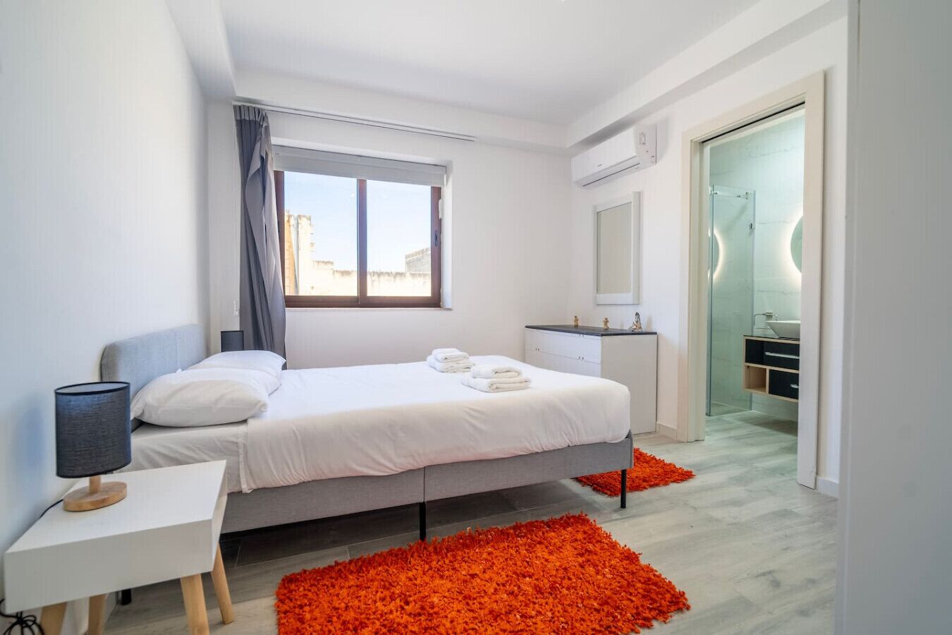 3 chambres, fer et planche à repasser, Wi-Fi, draps fournis